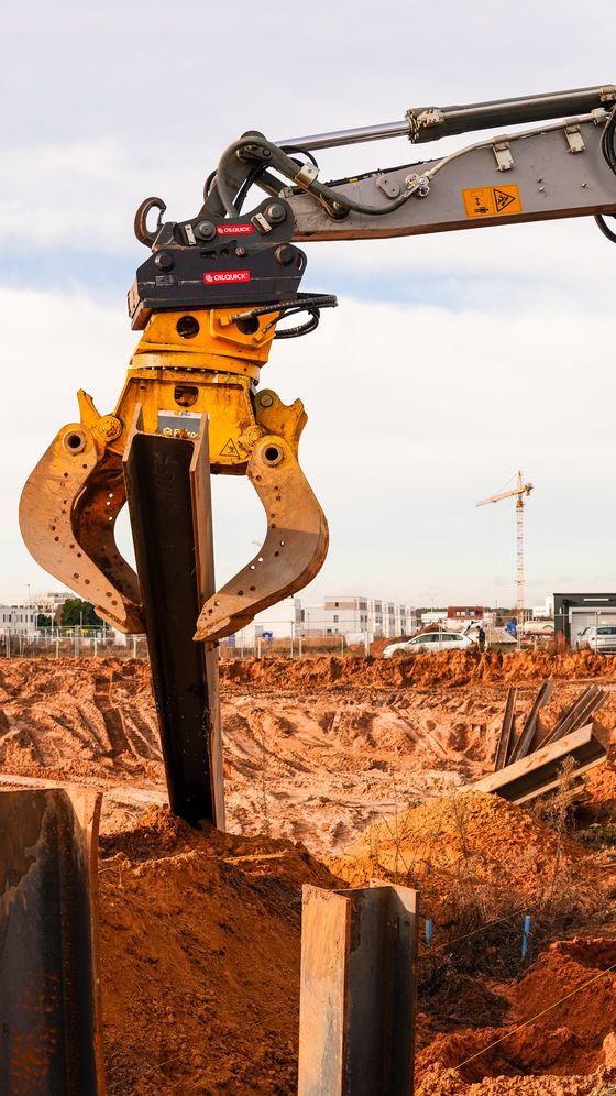 M&O Verbauservice, hydraulischer Greifer setzt eine Spundbohle auf der Baustelle